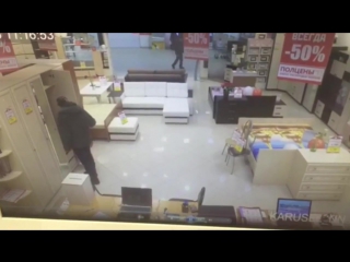 attempted robbery. the thief is a loser and the saleswoman terminator